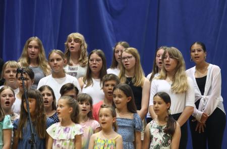 PRIREDITEV OB DNEVU DRŽAVNOSTI IN ZAKLJUČKU ŠOLSKEGA LETA 41 FOTO LJUBO VUKELIČ